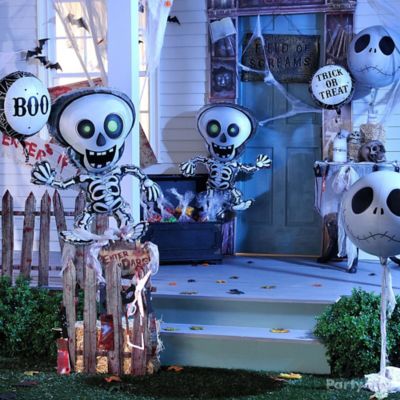 Skeleton Balloon Porch Idea - Halloween Balloon Ideas - Halloween Party ...